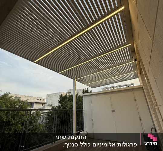 פרגולה מאלומיניום עם תאורה מובנית במרפסת